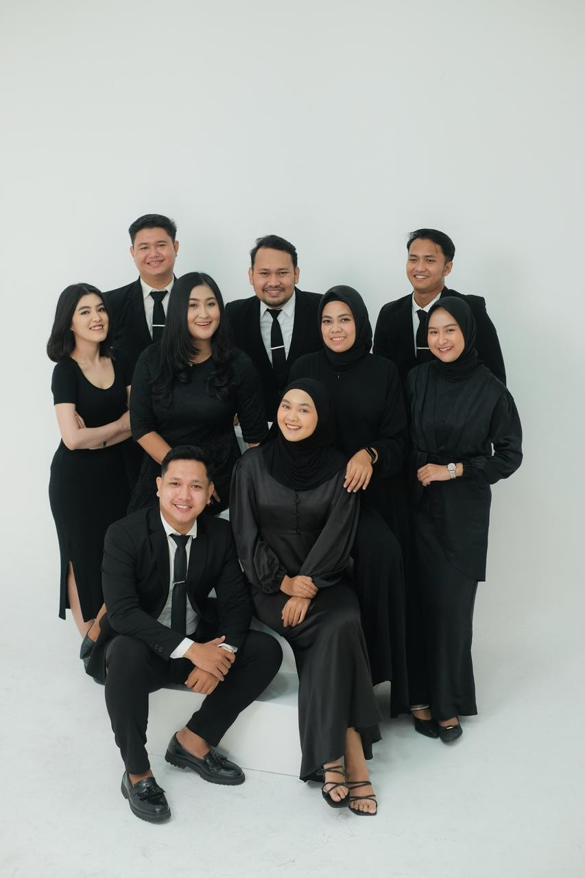 Ore Organizer team in black outfits, studio portrait