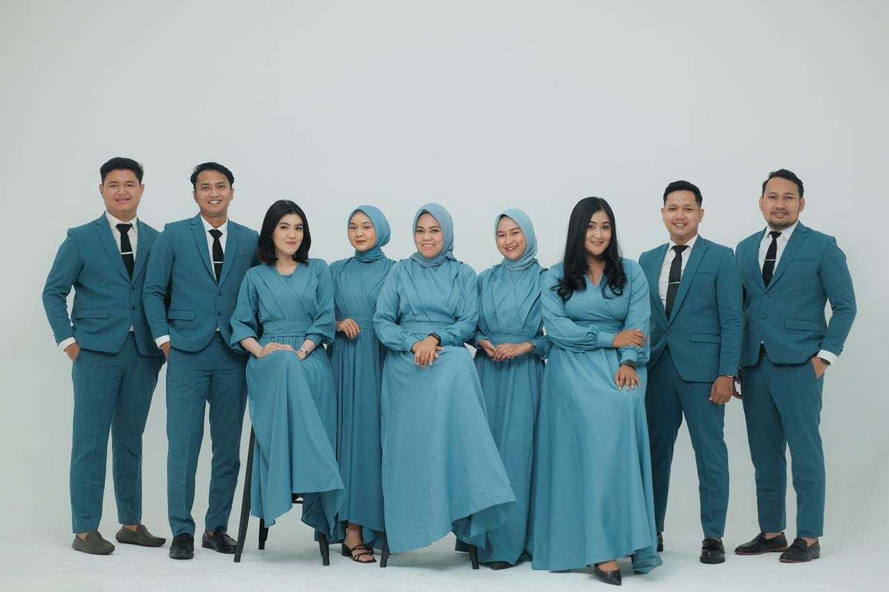 Ore Organizer team in blue outfits, studio portrait