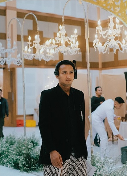 Ore team member on duty near the reception decor